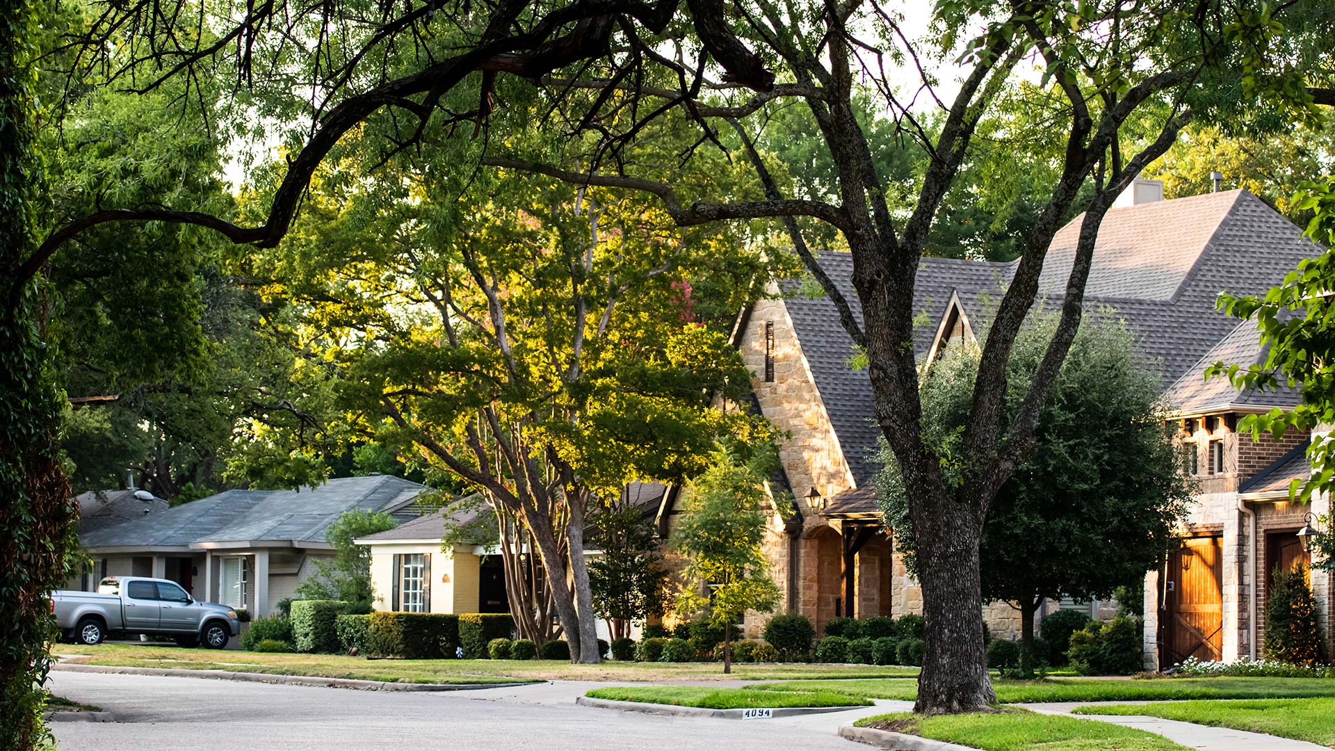A neighborhood in Berea, OH with healthy, clean landscaping. 